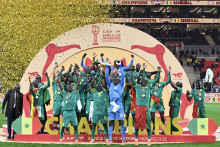 Les joueurs du Sénégal soulèvent le trophée de la CAN après leur victoire en finale contre le Maroc, le 18 janvier 2026 au stade Prince Moulay Abdellah de Rabat.