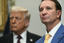 Donald Trump (à gauche) et l'envoyé spécial Jeff Landry (à droite) lors d'un événement à la Maison Blanche en mars 2025