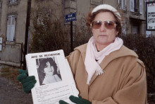Thérèse Saia, la mère de Marie-Thérèse Bonfanti, à la recherche de sa fille à Pontcharra (Isère), en 1992