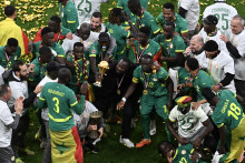 Les joueurs et le staff sénégalais réunis après la remise du trophée de la CAN 2025 dimanche 18 janvier à Rabat.