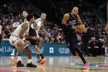 Victor Wembanyama des Spurs se dirige vers le panier contre les Milwaukee Bucks lors de la première mi-temps au Frost Bank Center, le 15 janvier 2026 à San Antonio.