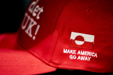 Le message "Make America go away" est brodé sur la casquette