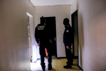 Des policiers interviennent dans un appartement squatté, à Valence (Drôme), en mars 2025