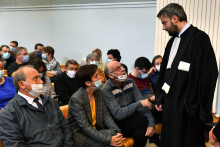 Les parents d'Amandine Estrbaud s'entretiennent avec leur avocat Pierre Dubuisson (à droite) dans la salle d'audience le 8 octobre 2020 à Albi, lors du procès de Guerric.
