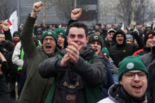 Des agriculteurs célèbrent devant le Parlement européen à Strasbourg, le 21 janvier 2026.