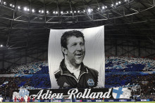 L'hommage rendu par les supporters Marseillais à Rolland Courbis lors du match face à Liverpool mercredi 21 janvier 2025.