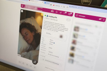 Une image de femme endormie (réalisée par l'IA) illustrant une annonce publiée sur un site libertin