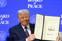 Donald Trump a signé la charte fondatrice d'un Conseil de paix le 22 janvier 2026 à Davos