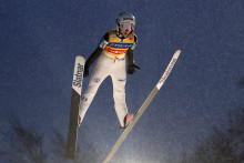 Un athlète pratiquant le saut à ski, photographié le 21 janvier 2026. (Photo d'illustration).