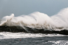 Des vents forts ont occasionné d'énormes vagues à Sarzeau (Morbihan) en Bretagne, ce mardi 20 janvier 2026.