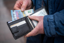 Un homme ouvre son portefeuille (image d'illustration).