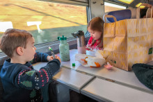 Des enfants de 3 et 5 ans dans un train reliant Paris à Lyon, le 25 décembre 2025.