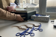 Le Dr Leila Chaouachi vient de prélever trois mèches de cheveux.