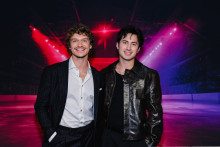 Connor Storrie et Hudson Williams assistent à la première du film "Heated Rivalry" au TIFF Lightbox, le 24 novembre 2025, à Toronto (Canada).