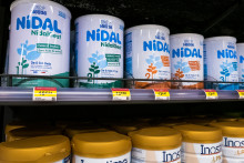 Une étagère présentant des laits infantiles Nidal dans le rayon bébé de la pharmacie des Halles, le 23 janvier 2026.
