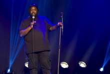 L'humoriste Djimo sur scène à Mandelieu (Alpes-Maritimes), en 2023.
