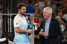Après sa défaite contre Taylor Fritz, le tennisman suisse Stan Wawrinka offre une bière au patron de l'Open d'Australie, le 24 janvier 2026.