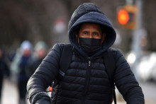Un New-Yorkais affronte les températures glaciales, le 24 janvier 2026
