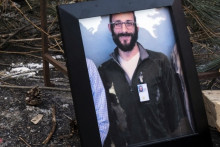 Une photo d'Alex Pretti, 37 ans, est exposée dans un mémorial improvisé dans le quartier où il a été abattu par des agents fédéraux de l'immigration plus tôt dans la journée, à Minneapolis, dans le Minnesota, le 24 janvier 2026.