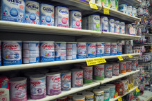 Un rayon de boîtes de lait infantile dans une pharmacie (Illustration)