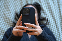 Une adolescente sur son téléphone (Illustration)