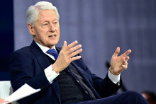 L’ancien président Bill Clinton s’exprime sur scène lors du New York Times Dealbook Summit 2024 au Jazz at Lincoln Center, le 4 décembre 2024 à New York.