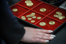 Une femme vendant des pièces d'or (ilustration)