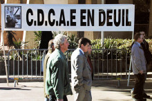 Des sympathisants de la CDCAE arrivent, le 02 février 2001 à La Grande Motte, pour assister aux obsèques de Christian Poucet