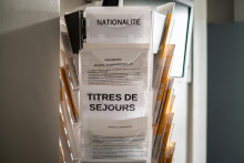 Des formulaires de demande de nationalité et de titres de séjour dans le hall d'entrée de la sous-préfecture de Prades, le 4 février 2025.