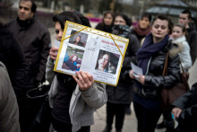 Une personne tient un avis de recherches le 18 février 2012 à Dijon, lors d'une marche blanche en l'honneur de Marion Bouchard