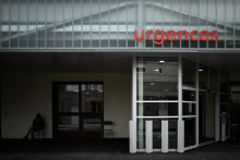 Cette photographie, prise le 3 novembre 2022, montre un homme assis devant le service des urgences pédiatriques du CHU Pellegrin à Bordeaux