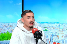 Clément, victime de chirurgies esthétiques clandestines, au micro de Faustine Bollaert sur RTL