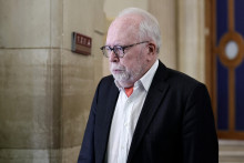 Wallerand de Saint-Just arrive au tribunal de Paris le 21 janvier 2026 pour une audience en appel des assistants parlementaires du RN