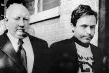 Ted Bundy est emmené de la prison de Pensacola le 16 février 1978 par le capitaine Raymond Harper, de la police de Pensacola