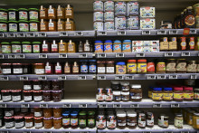 Des pâtes à tartiner dans le rayon épicerie d'un supermarché, en 2022.