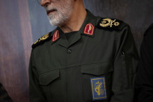 Un général du CGRI porte un uniforme militaire et participe à une cérémonie en mémoire de l'ancien commandant du Corps des gardiens de la révolution islamique en juillet 2025