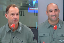 Thomas Coville et Benjamin Schwartz, skippers et vainqueurs du Trophée Jules Verne, sur RTL, ce jeudi 29 janvier
