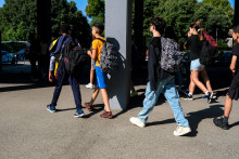 Des collégiens se rendant en classe, à Valence en France (image d'illustration)