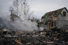 Des pompiers en intervention dans des habitations endommagées, dont certaines entièrement détruites, après une attaque de drones russes Shahed à Vilnyansk, dans la région de Zaporijjia, le 29 janvier 2026.