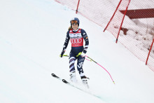 L'Américaine Lindsey Vonn réagit après avoir chuté lors de la descente féminine de la Coupe du monde de ski alpin, à Crans Montana, en Suisse, le 30 janvier 2026.