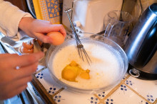 Une femme casse des œufs pour la préparation de sa pâte à crêpes (image d'illustration).