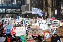 Des milliers de manifestants à Minneapolis contre la police de l'immigration de Trump, le 30 janvier 2026