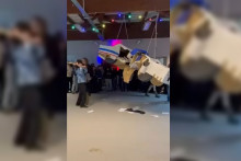 Une vidéo montrant des étudiants en art s’en prendre à une piñata géante en forme de voiture de police à Mulhouse en janvier 2026