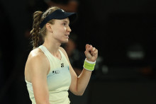 La Kazakhe Elena Rybakina célèbre sa victoire contre la Biélorusse Aryna Sabalenka après la finale du simple dames, lors de la quatorzième journée du tournoi de tennis de l'Open d'Australie, à Melbourne, le 31 janvier 2026.