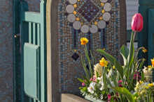 Une jardinière de fleurs à Deauville.