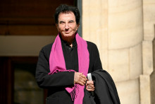 L'ancien ministre français de la Culture Jack Lang quitte l'église Saint-Roch à Paris après avoir assisté aux funérailles de l'actrice franco-italienne Claudia Cardinale, le 30 septembre 2025.