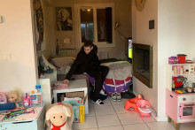 Yann et sa fille de 2 ans et demi, accueillis chez sa sœur. En 2025, le mal-logement s'est aggravé en France