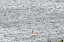 Une femme fait du paddle à Sydney, en Australie, en 2020 (image d'illustration).