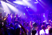 Des clients en discothèque à Paris, en 2015 (image d'illustration).