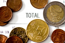 Des pièces de monnaie sur un ticket de caisse (image d'illustration).